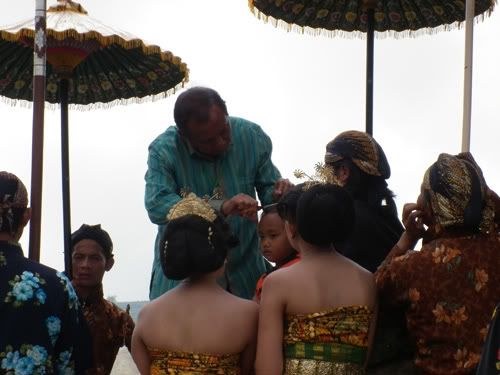 Dieng Culture Festival 2011: Potong Rambut Gimbal