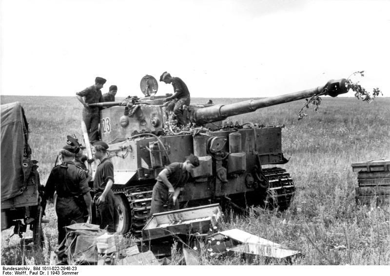 Bundesarchiv_Bild_101I-022-2948-232C_Russland2C_Panzer_VI_28Tiger_I292C_Munition.jpg