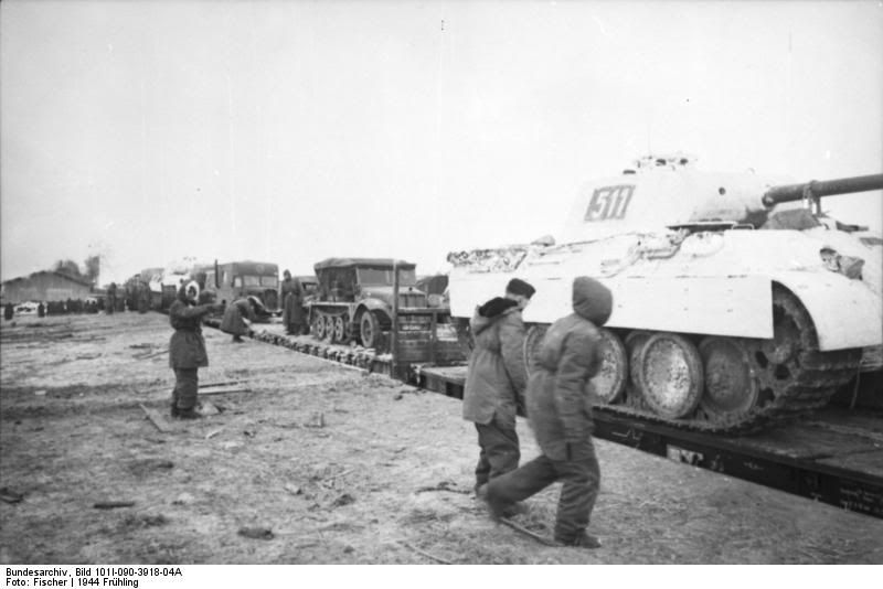 Bundesarchiv_Bild_101I-090-3918-04A2C_Russland2C_Eisenbahntransport_Panzer_V_28Panther29.jpg