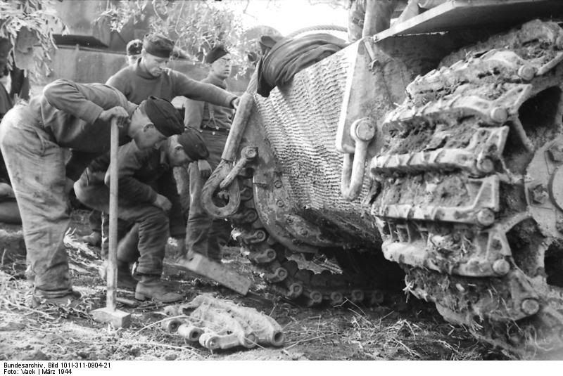 Bundesarchiv_Bild_101I-311-0904-212C_Italien2C_Panzer_VI_28Tiger_I292C_Reparatur.jpg