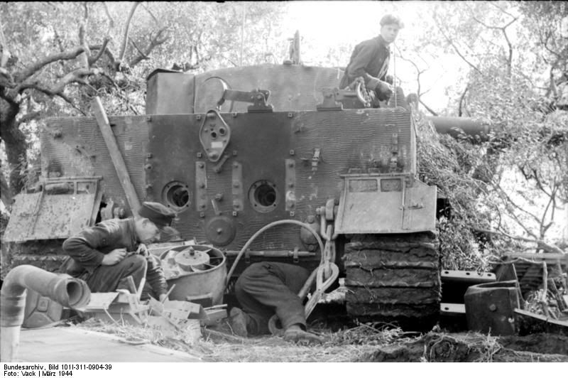 Bundesarchiv_Bild_101I-311-0904-392C_Italien2C_Panzer_VI_28Tiger_I292C_Reparatur.jpg