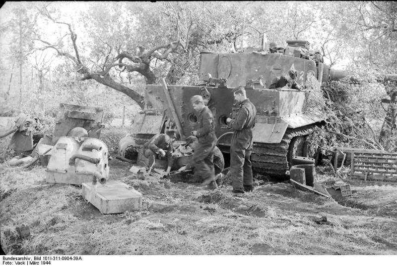 Bundesarchiv_Bild_101I-311-0904-39A2C_Italien2C_Ausschlachten_eines_Panzers.jpg