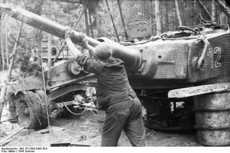 Bundesarchiv_Bild_101I-695-0405-36A2C_Ostfront2C_Reparatur_eines_Panzer_VI.jpg