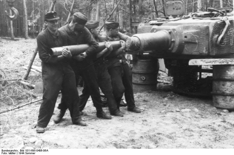 Bundesarchiv_Bild_101I-695-0406-06A2C_Polen2C_Reparatur_eines_Panzer_VI_28Tiger29.jpg