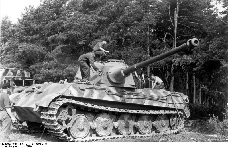 Bundesarchiv_Bild_101I-721-0398-21A2C_Frankreich2C_Panzer_VI_28Tiger_II2C_KC3B6nigstiger29.jpg