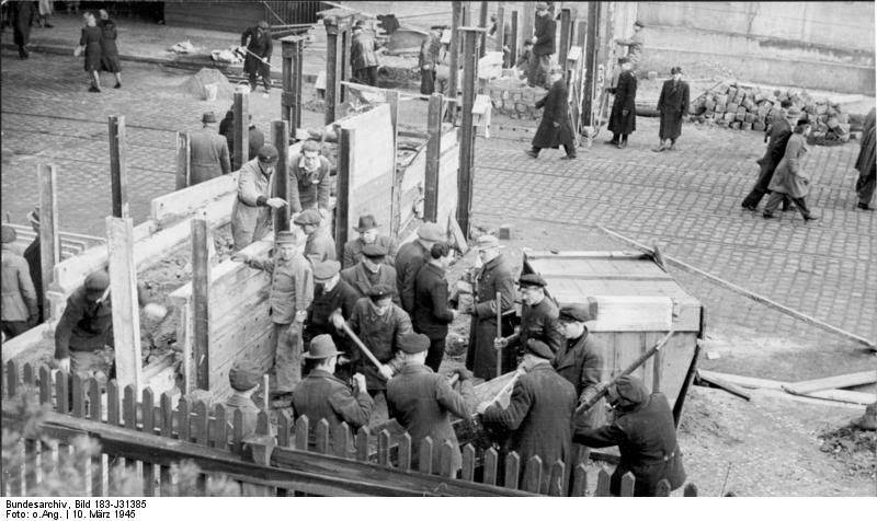 Bundesarchiv_Bild_183-J313852C_Berl.jpg