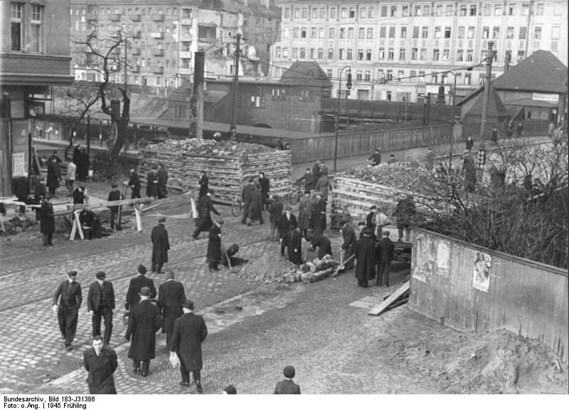 Bundesarchiv_Bild_183-J313862C_Berl.jpg