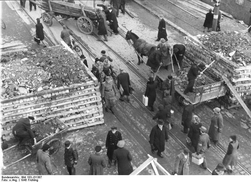 Bundesarchiv_Bild_183-J313872C_Berl.jpg