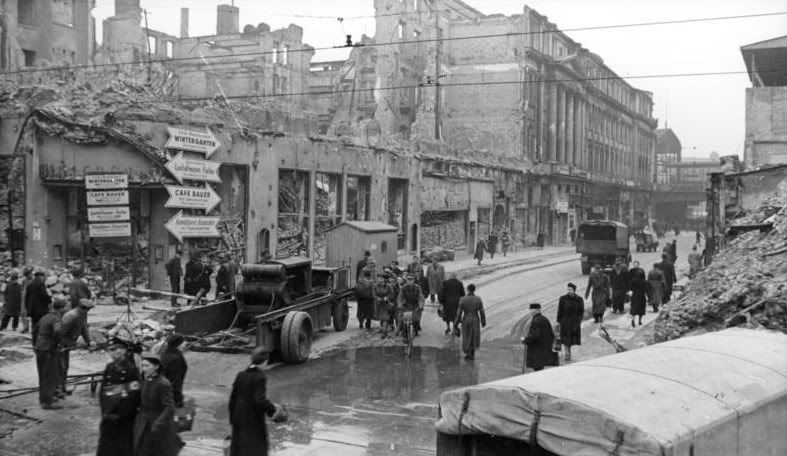 Bundesarchiv_Bild_183-J314052C_Berl.jpg