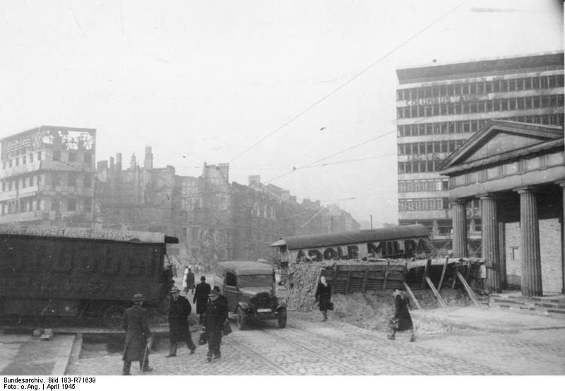 Bundesarchiv_Bild_183-R716392C_Berl.jpg