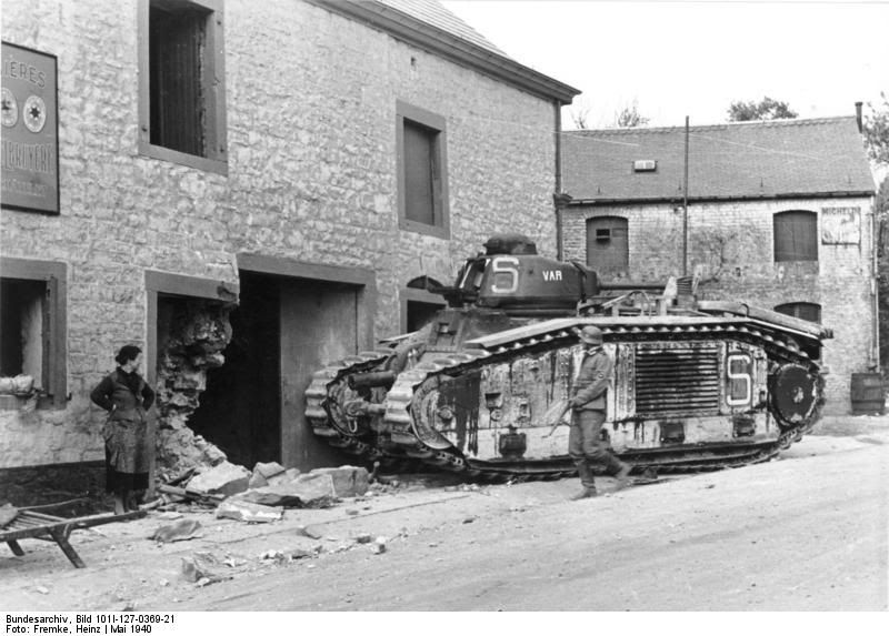 Bundesarchiv_Bild_101I-127-0369-212C_Im_Westen2C_zerstC3B6rter_franzC3B6sischer_Panzer_Char_B1.jpg