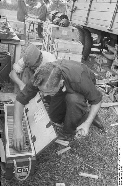 399px-Bundesarchiv_Bild_101I-403-0308-23A2C_Frankreich2C_BefC3BCllen_von_2cm-Trommeln.jpg