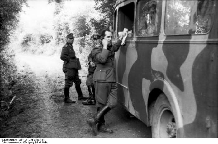 Bundesarchiv_Bild_101I-721-0358-13_Frankreich_Offiziere_neben_getarntem_Bus.jpg