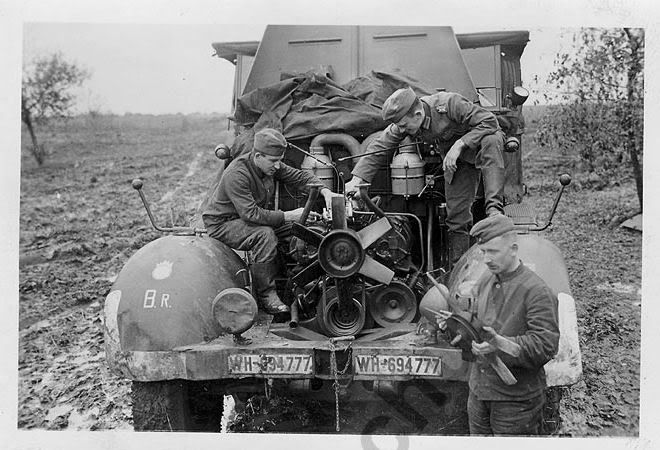 sdkfz8or9enginerepair.jpg